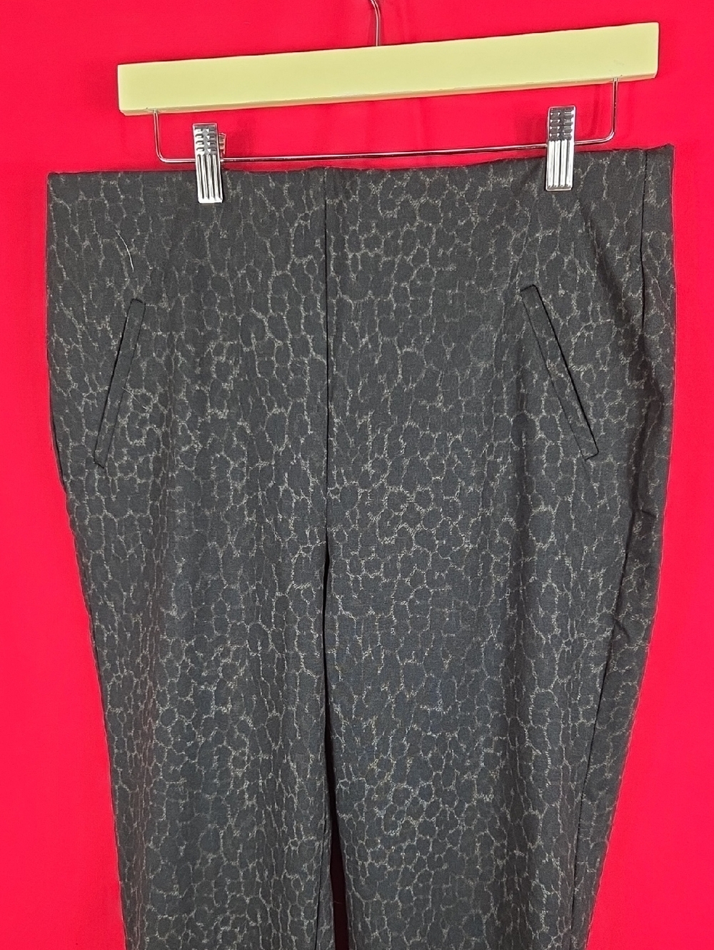 CHICO'S‎ Fabulously Slimming Cheetah Ponte Pull On Ankle Pants Black Size Large - Picture 2 of 7